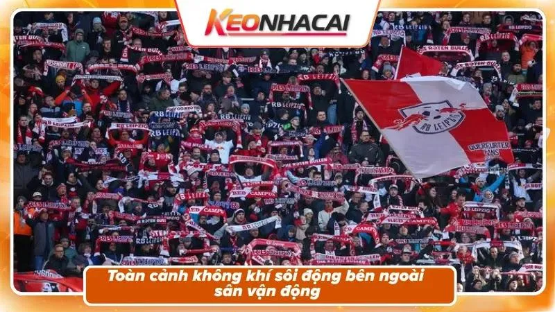 Toàn cảnh không khí sôi động bên ngoài sân vận động